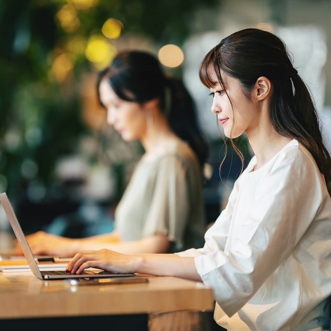 カフェでPCに向かっている女性
